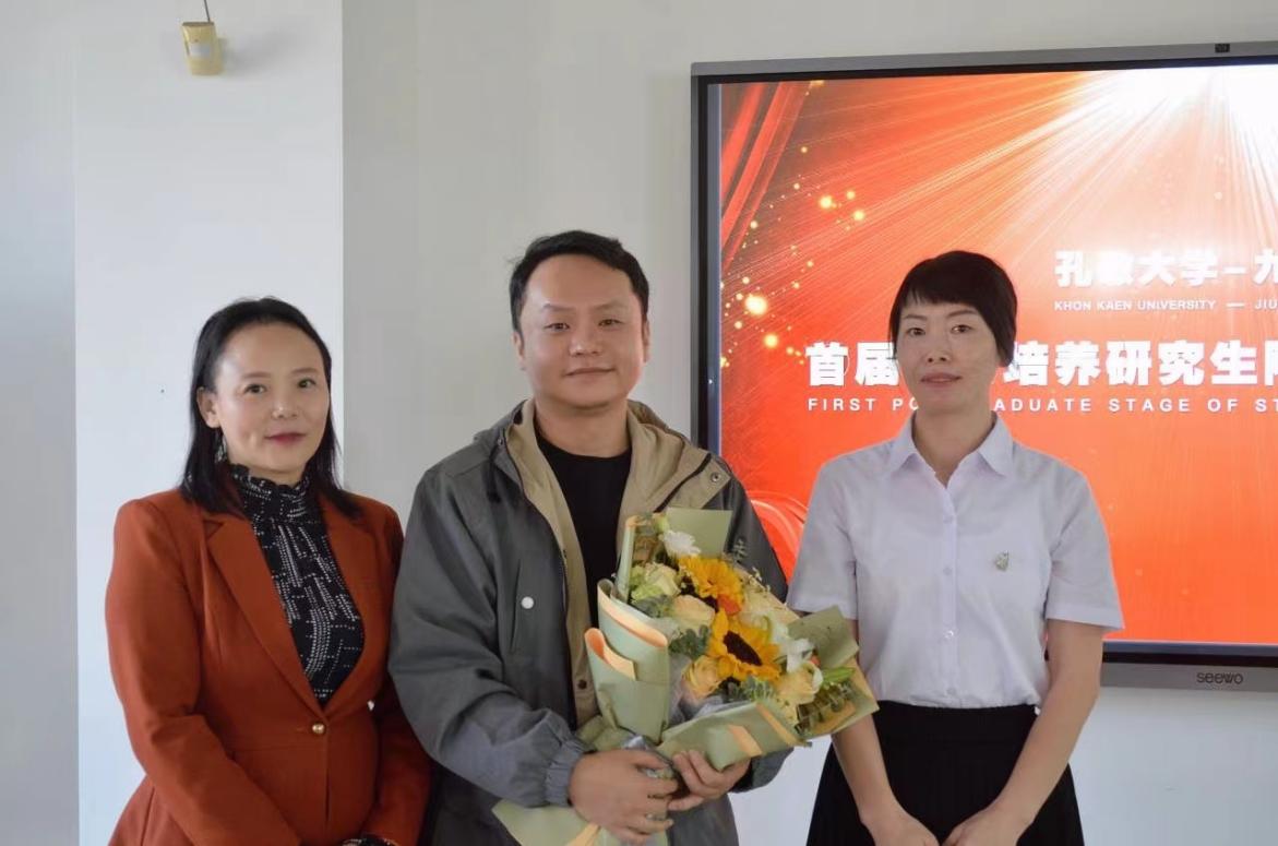 孔敬大学代表给点点taptap官方网站国际交流处石主任献花